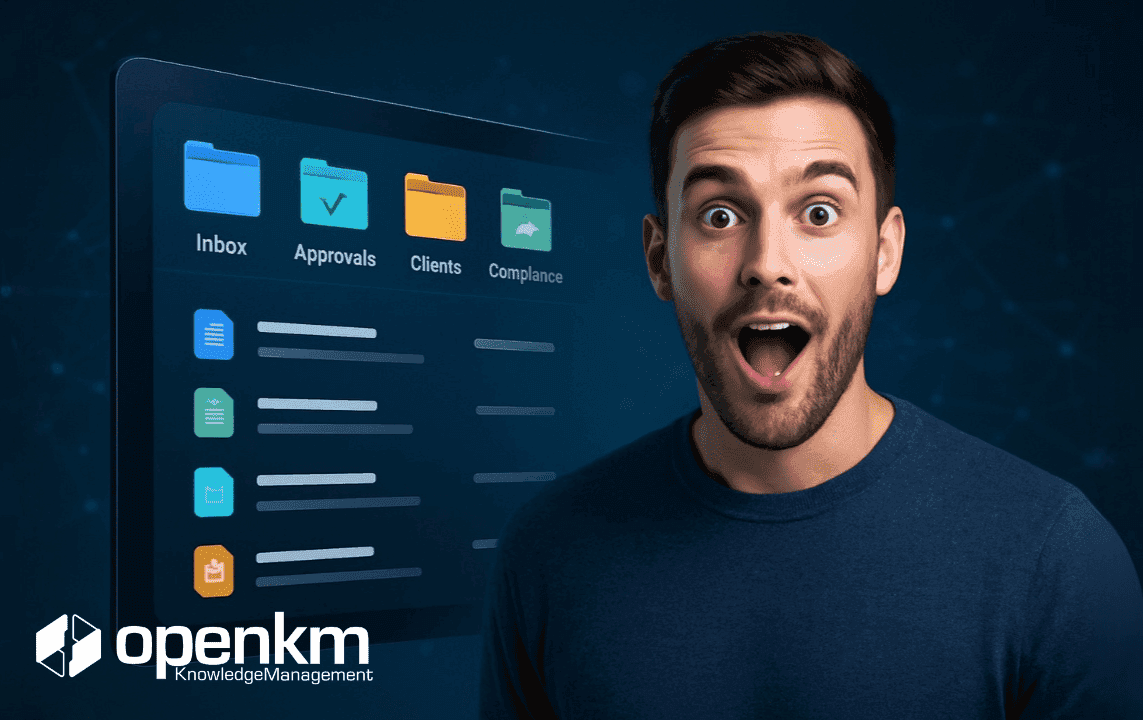 Hombre sorprendido mirando una interfaz de Sistema de Gestión Documental con carpetas en OpenKM